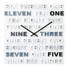 Годинник квадратний настінний в оригінальному дизайні, де цифри прописані словами англійською мовою "One Two Three"