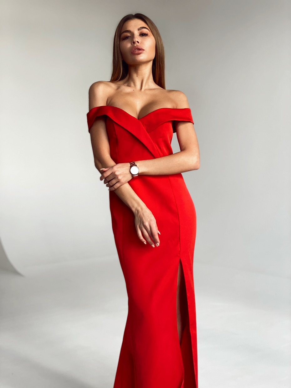 Красное платье макси с открытыми плечами и разрезом до бедра