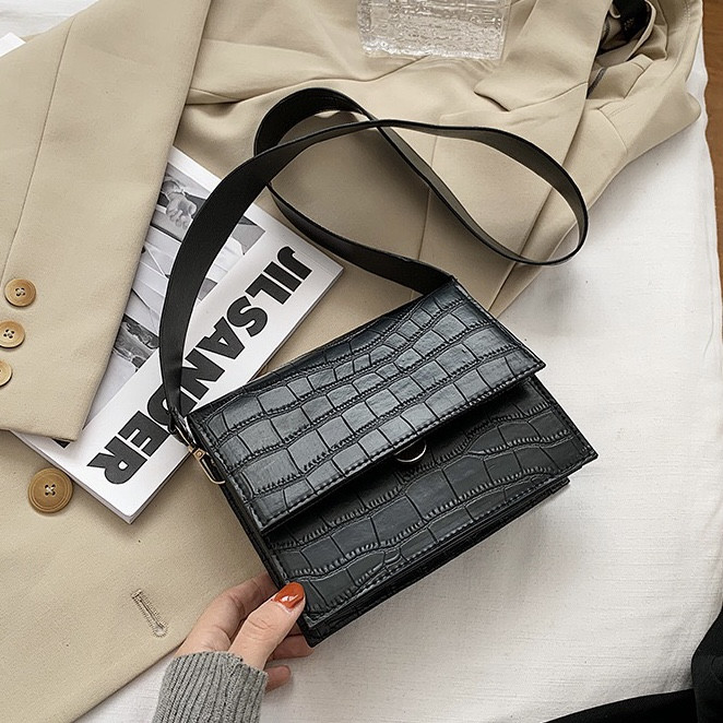 Жіноча класична сумка крос-боді рептилія через плече на широкому ремінці лакова чорна, фото 1