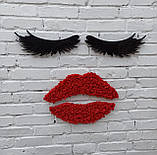 Логотип на стіну в салон, студію краси. Червоні губи з моху та вії як декор на стіну. Декор у салон фарби, фото 2