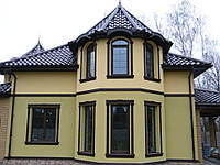 Загородный дом с арочными окнами из цветного профиля со шпросами