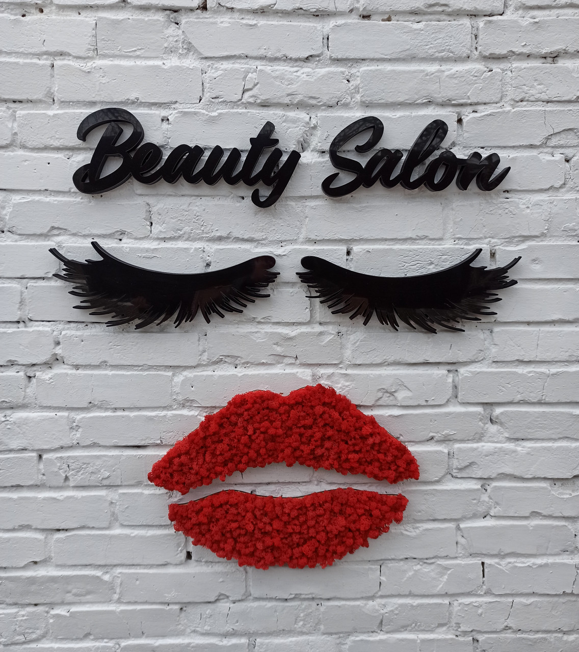 Логотип на стіну в салон, студію краси. Червоні губи, вій та назва. Логотип, декор з моху, фото 1