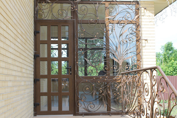 Красивые и надежные двери из цветного профиля с элементами художественной ковки