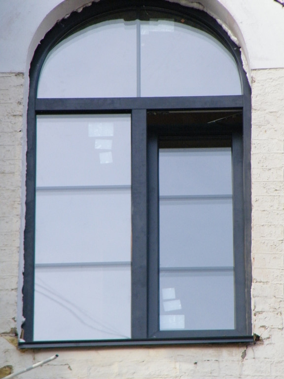 Арочное окно из цветного профиля из нестандартной палитры (цвет ANTRAZITGRAU) со шпросами в цвет профиля.