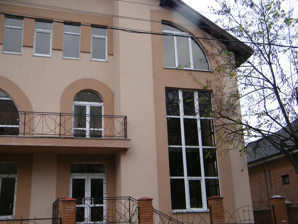 Коттедж в г. Киеве с огромным витражным окном на лестничный марш.