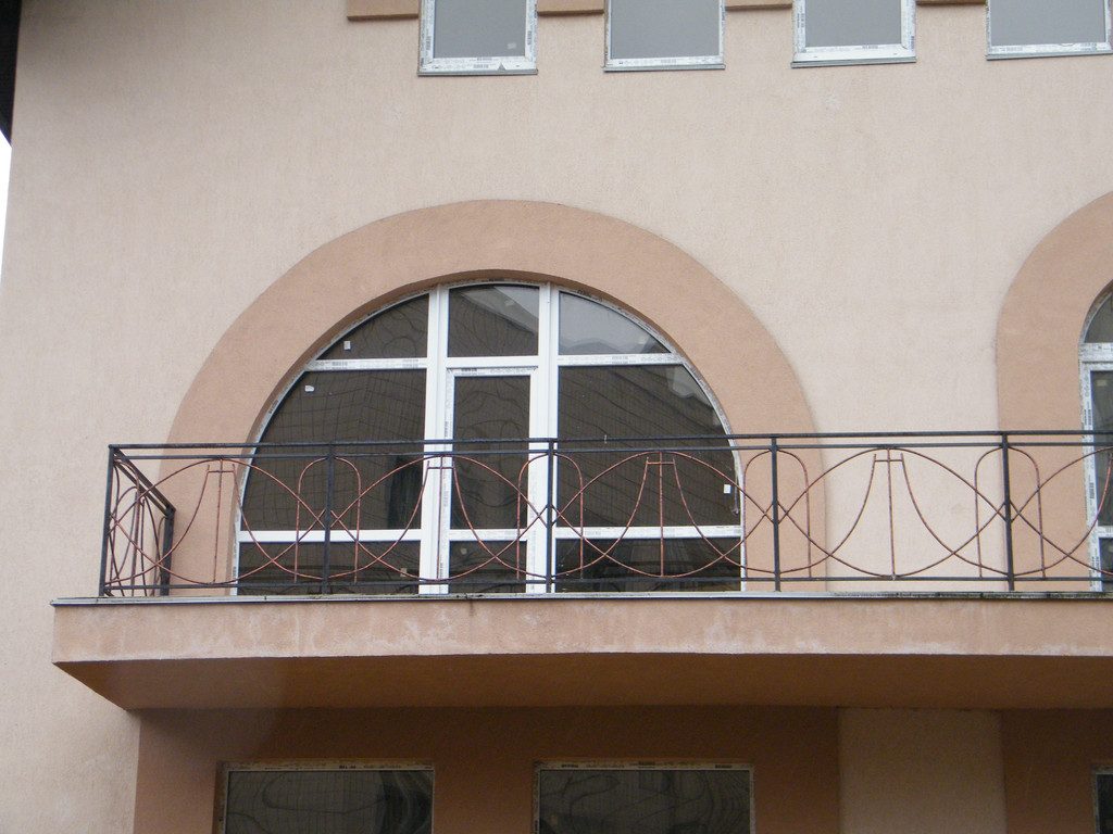 Арочные балконные двери для выхода на открытые балконы.