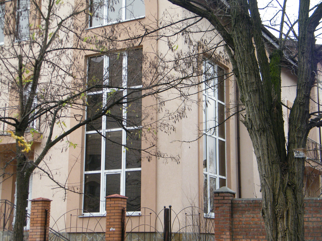 Витражное окно на лестничный марш, изготовленное с применением усиливающих профилей.