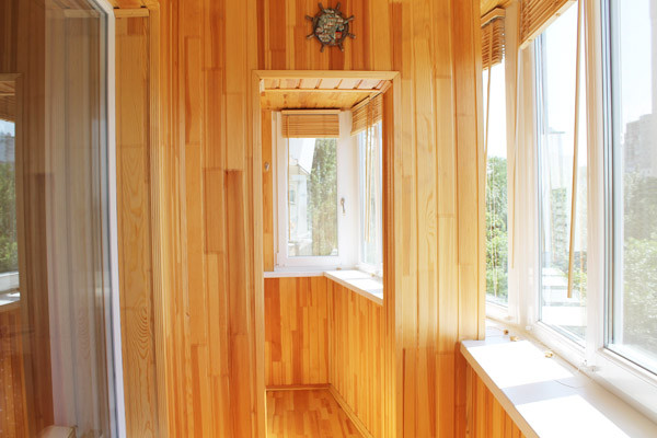 Внутренняя отделка балкона – деревянная вагонка из сосны.
Деревянные полы из сращенной сосновой доски пола.
Покрытие - матовый палубные лак.