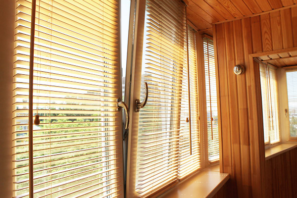 Жалюзи из натурального дерева (пластины из сосны).