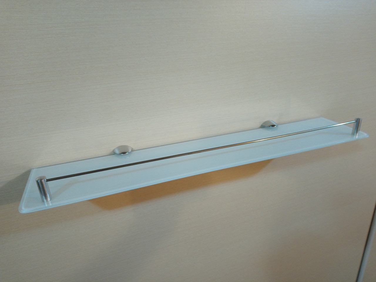 Полиця 4 мм скляна з бортиком 40×10 см яскраво-біла в комплекті з кріпленням