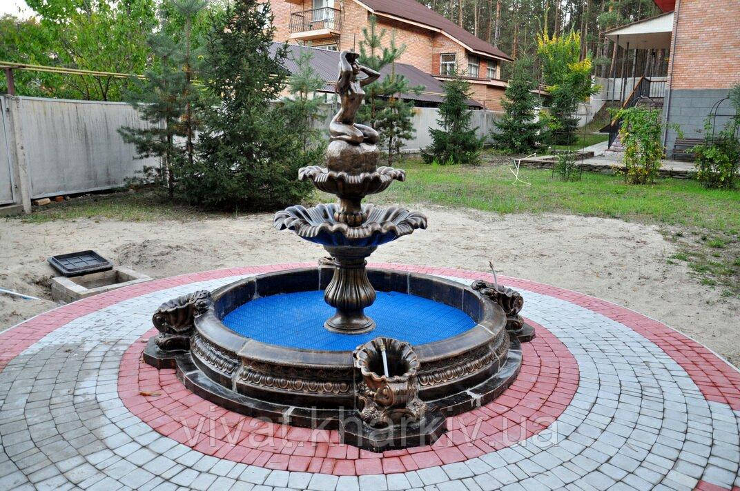Садовий фонтан "Дівчина на камені двох'ярусний" з бетону