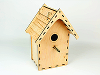 Кормушка для птиц подвесная из фанеры в форме домика