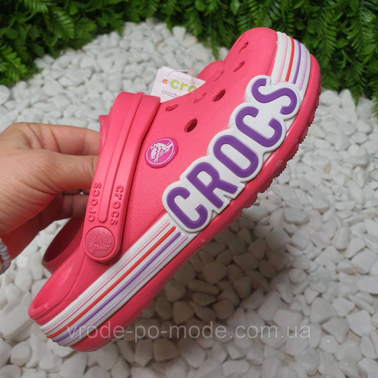Дитячі легкі коралові крокси з написом збоку, літні зручні шльопанці Crocs, сабо рожеві для дівчинки, оригінал, фото 1