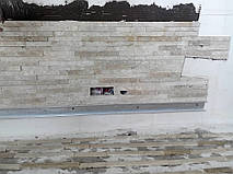 Работа по дизайн проекту-монтаж фигур декора на стену веницианки и облицовка стен травертином 1