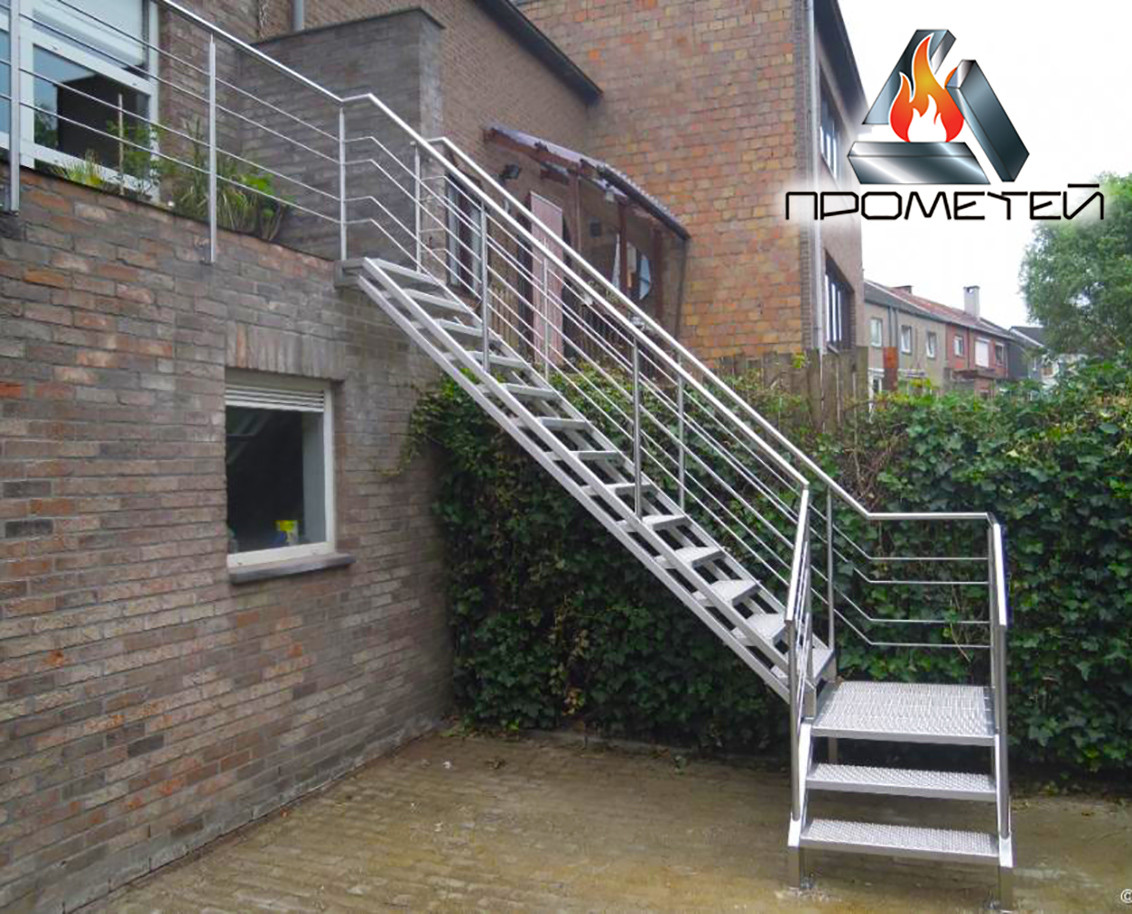 Г-образная металлическая лестница открытого типа с площадкой - фото 4 - id-p1436593003