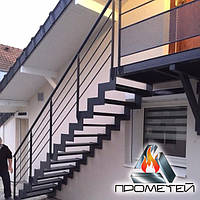 Прямі сходи відкритого типу з металу на другий поверх в будинок, на дачу
