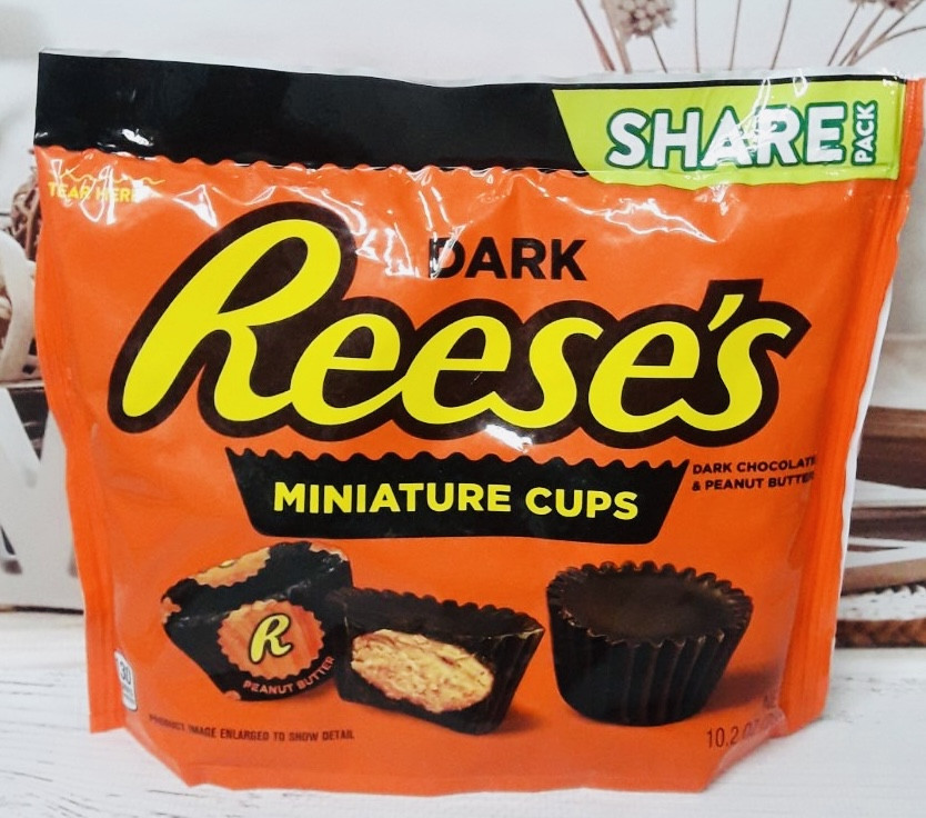 Цукерки чорний шоколад з арахісовою пасти всередині REESE'S miniature cups