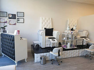 Педикюрное кресло Трон Ice Queen, 
Педикюрно-косметологическая тележка Prof, 
Стульчик мастера Comfort, 
Подставка для экспресс маникюра под Трон