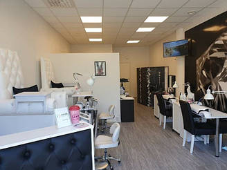 Педикюрное кресло Трон Ice Queen,
Педикюрно-косметологическая тележка Prof,
Стульчик мастера Comfort,
Подставка для экспресс маникюра под Трон.