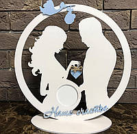 Белая деревянная круглая фоторамка в виде беременная девушка с парнем