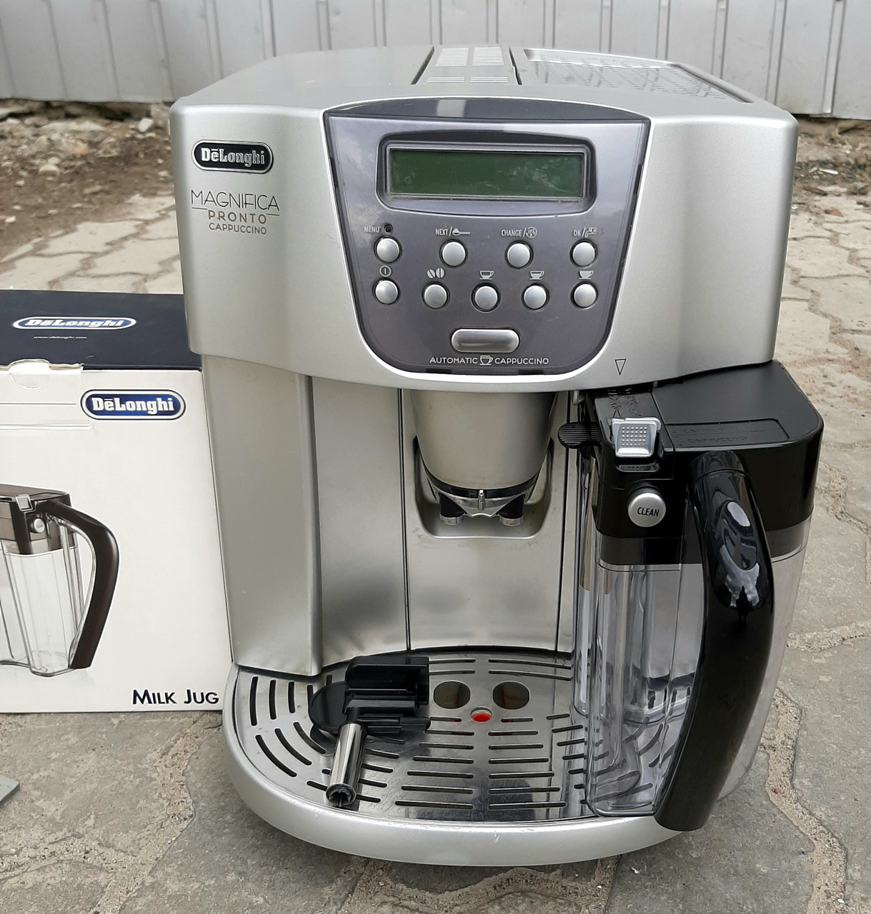 Автоматична Кавомашина Делонджі Delonghi Magnifica ESAM 4500.S б/у з молочником капучинатор