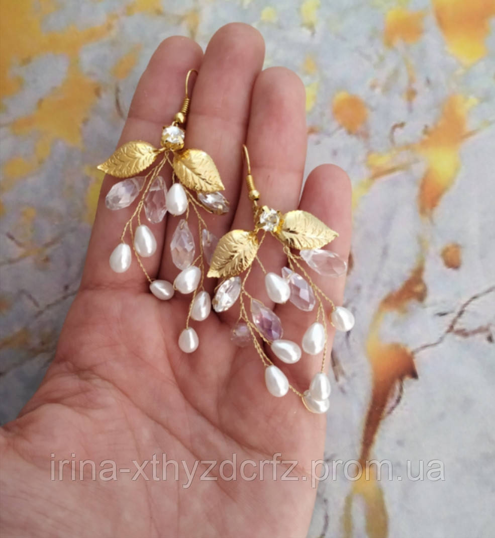Білі сережки з перлами золотими листочками під ошатне плаття