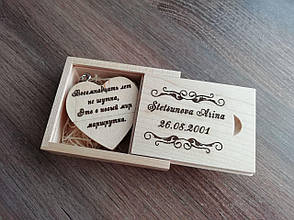 Дерев'яна флешка Серце з гравіюванням на 32GB (3.0) в скринці Флешка з логотипом