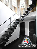 Г-образная металлическая лестница на монокосоуре с площадкой - в дом, дачу или двухэтажные апартаменты