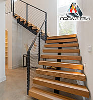 Г-образная лестница на монокосоуре с площадкой деревянная или из черного металла - в торговый центр или отель