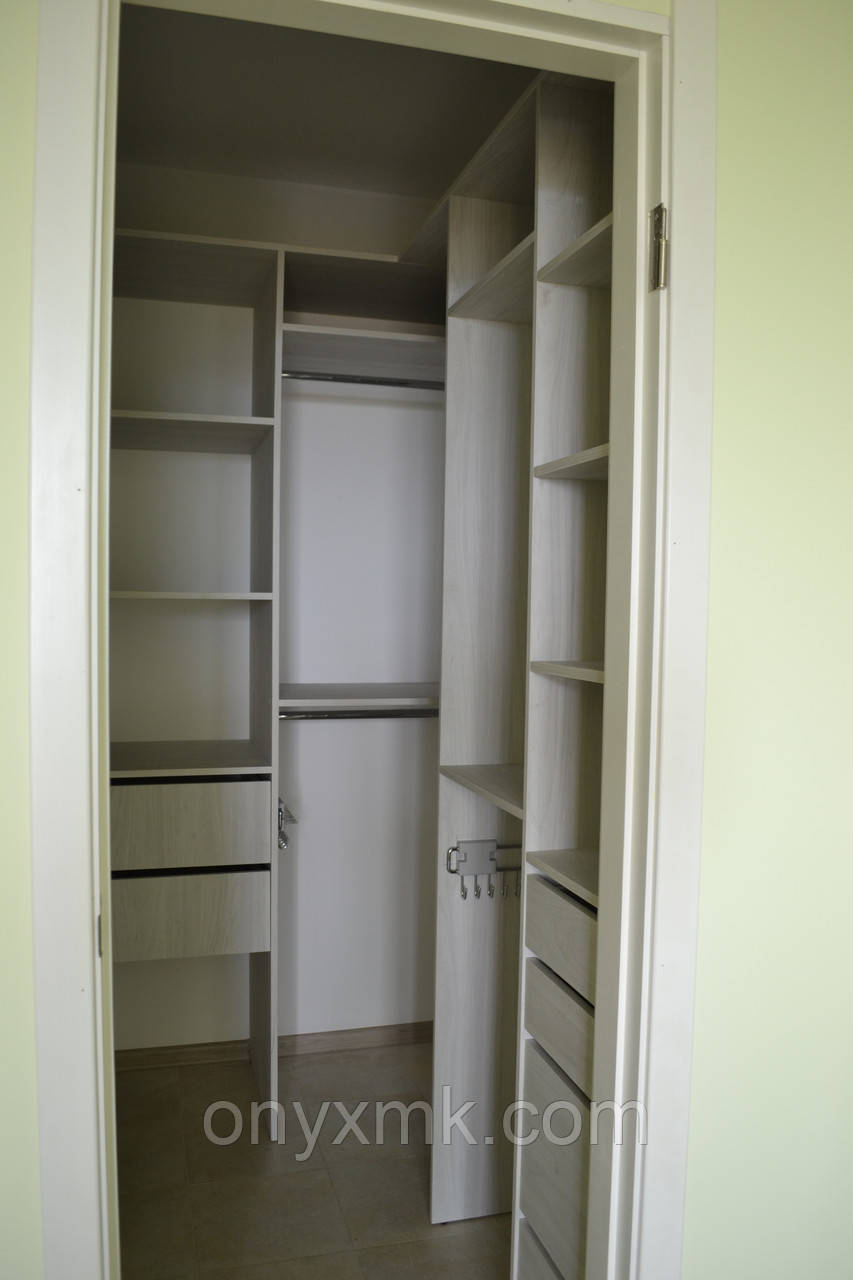 Гардеробна кімната в бежевих тонах