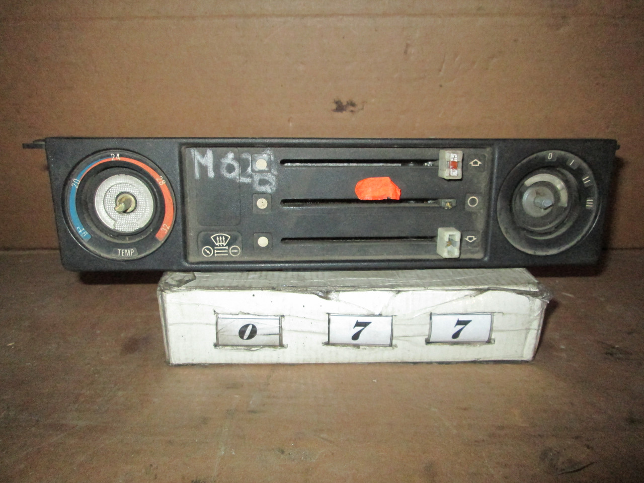 No77 Б/у Блок управління пічкою / клімат-контролем 1368497 для BMW E28 1981-1987, фото 1