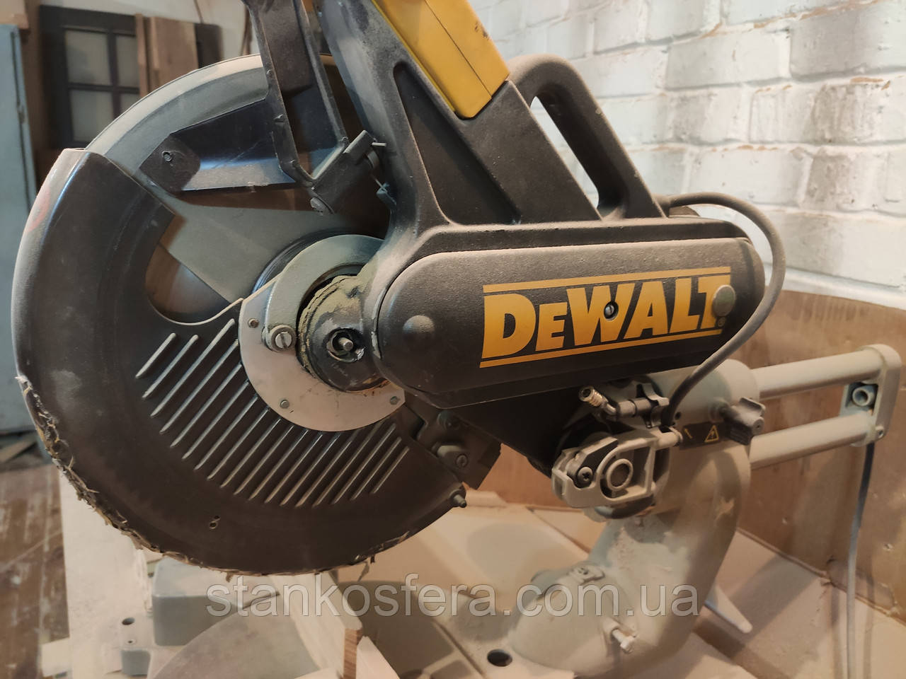 Торцовочная пила Dewalt DW 708 QS с пилой 300мм для отрезки профилей .