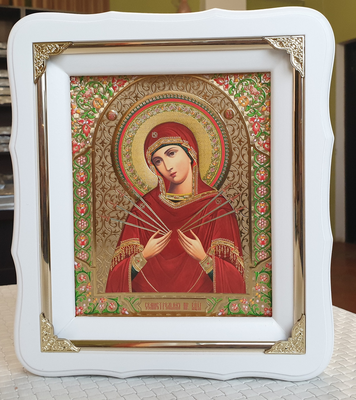 Ікона Пресвята Богородиця Семистрільна у білому фігурному кіоті, розмір кіота 24*21, сюжет 15*18., фото 1