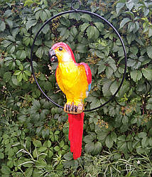 Садова фігура Попуга в кільці червоний метал+кераміка 59 см