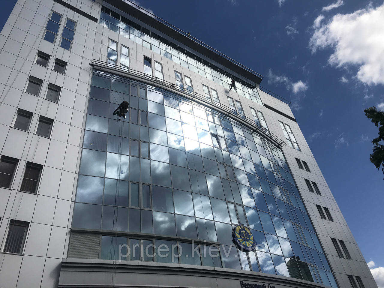 Мийка вікон на висоті