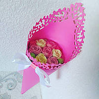 Мини букет из 7 шоколадных роз с мармеладом в конусной упаковке Высота букета около 35 см