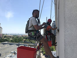 Миття вікон на висоті