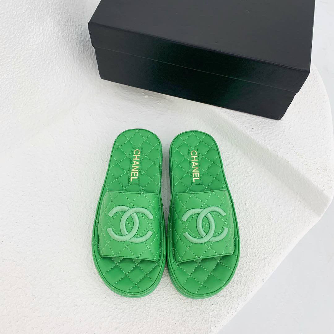 Жіночі зелені шкіряні шльопанці Chanel Шанель шкіра повсякденні на платформі шльопанці сандалі