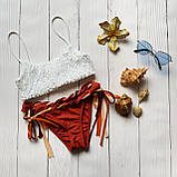 Роздільний жіночий купальник білий топ із зжатої тканини і коричневі трусики з зав'язками, фото 3