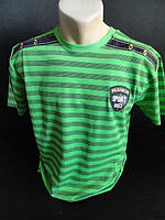 Чоловіча літня футболка з нашивкою на грудях.