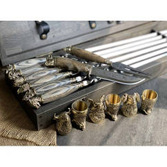 Шампура ручної роботи "Дикі звірі" з дерев'яними ручками, ніж, виделка, чарки в кейсі з бука.