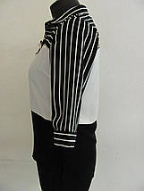 Модна блузка жіноча рівного крою з коміром і брошкою з тонкого софта, фото 2