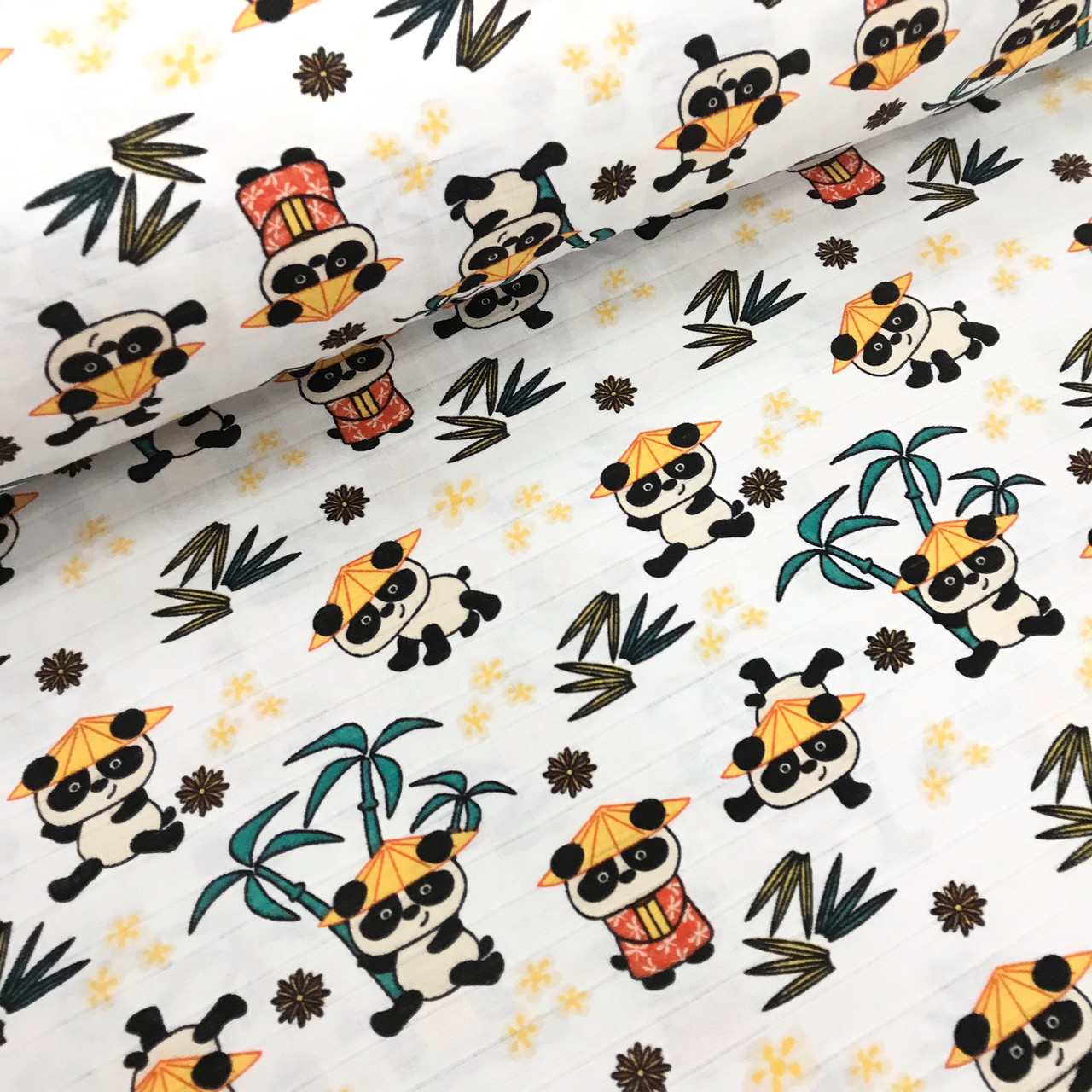 Тканина муслін Двошарова панди в жовтогарячих капелюхах з квіточками на білому (шир. 1,8 м) (MS-F-0302), фото 1