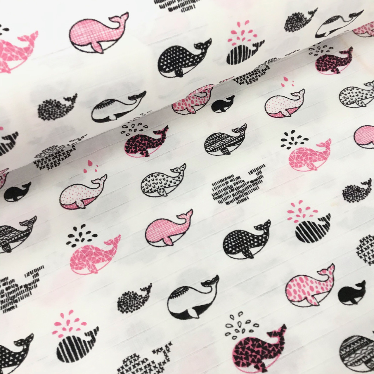 Тканина муслін Двошарова чорно-рожеві кити на білому (шир. 1,8 м) (MS-F-0021), фото 1