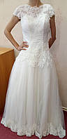 Незвичайна весільна сукня зі шлейфом, вишивкою і мереживною спинкою, ivory, розмір 40, б/в