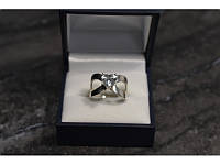 Серебряное кольцо с камнем в форме сердца фианит