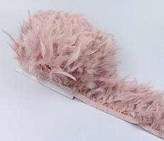 Перова тасьма з пір'я індика. Колір Пудровий. Перо 10-15 см. Ціна за 0,5 м.