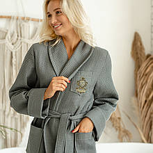 Натуральний вафельний домашній жіночий халат на запах, довгий сірий готельний халат