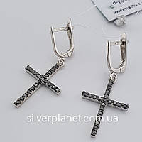 Серебряные серьги крестик с черными фианитами родированные. Сережки кресты серебро висячие с черным камнем