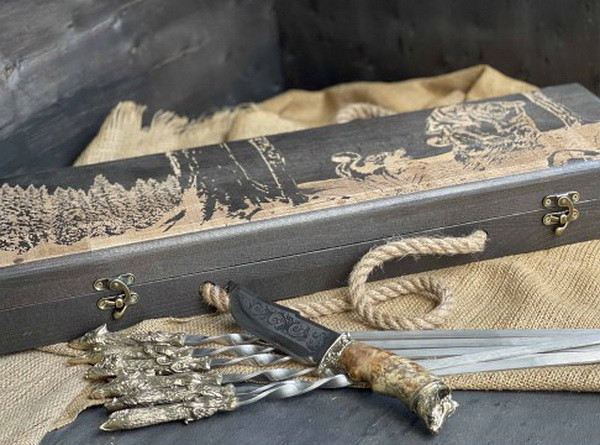 Подарунковий набір шампурів "Охолодичі трофеї" з ножем, у розмальованому буковому кейсі